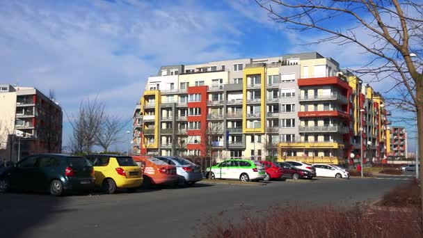 Современный жилой комплекс с припаркованными автомобилями — стоковое видео