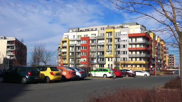 Moderna urbanización con coches aparcados — Vídeo de stock