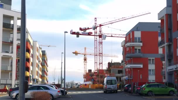 Novo bloco de arranha-céus de apartamentos com gruas — Vídeo de Stock