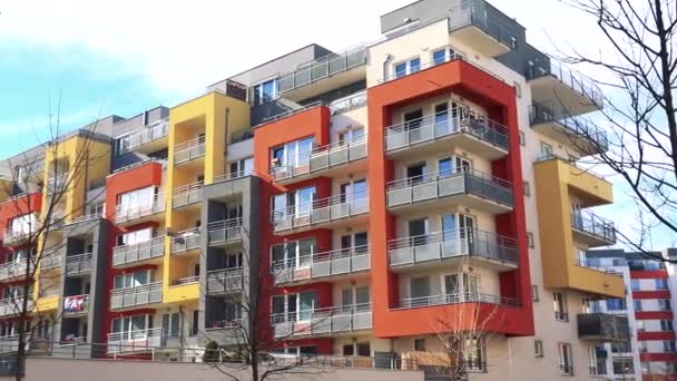 Сучасний багатоповерховий блок квартир — стокове відео