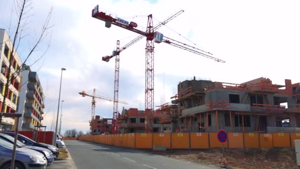 Obra de construcción de un nuevo bloque de pisos con grúas — Vídeos de Stock