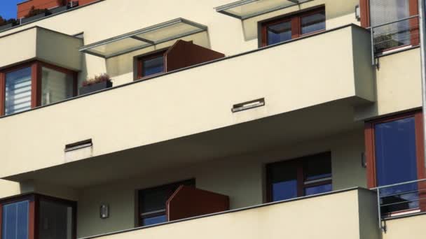 Сучасний багатоповерховий блок квартир — стокове відео
