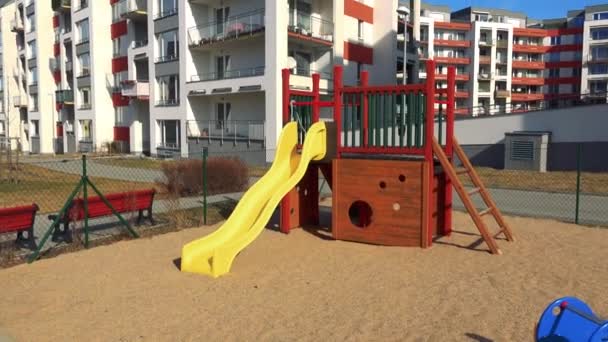 Leerer Spielplatz mit modernen Wohnsiedlungen — Stockvideo