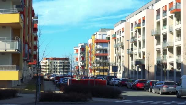 Moderne woonwijk met geparkeerde auto 's — Stockvideo