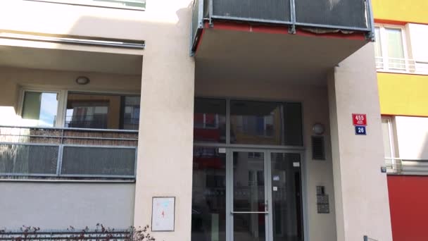 아파트의 현대 고층 블록 입구 — 비디오