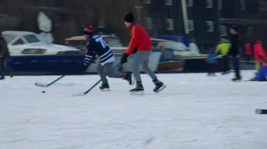 Çocuklar ve yetişkinler hokey oynamak 
