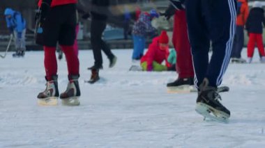 İnsanlar hokey bir donmuş nehir üzerinde oynamak.