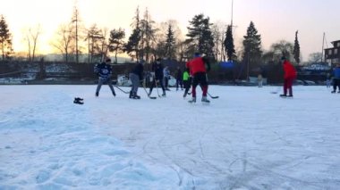Çocuklar ve yetişkinler hokey oynamak 