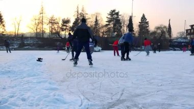 Çocuklar ve yetişkinler hokey oynamak 