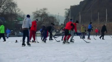 Çocuklar ve yetişkinler hokey oynamak 