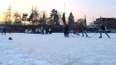 Çocuklar ve yetişkinler hokey oynamak 
