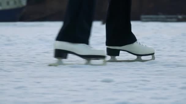 Een vrouw schaatsen op een bevroren rivier — Stockvideo