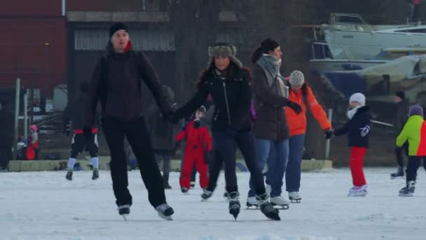 Paar schaatsen op een bevroren rivier — Stockvideo