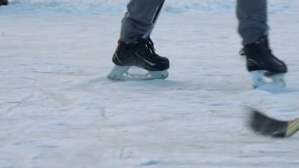 Mensen spelen hockey op een bevroren rivier — Stockvideo