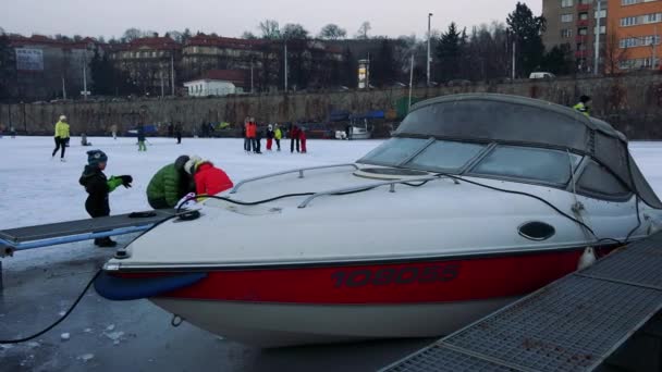 Ein Boot, das an einem Kai auf einem zugefrorenen Fluss geparkt ist — Stockvideo