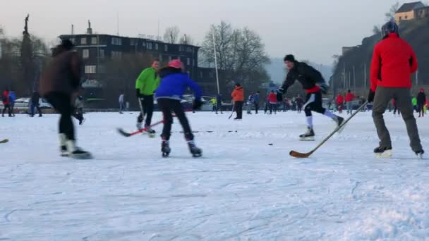 Barn och vuxna spela hockey — Stockvideo