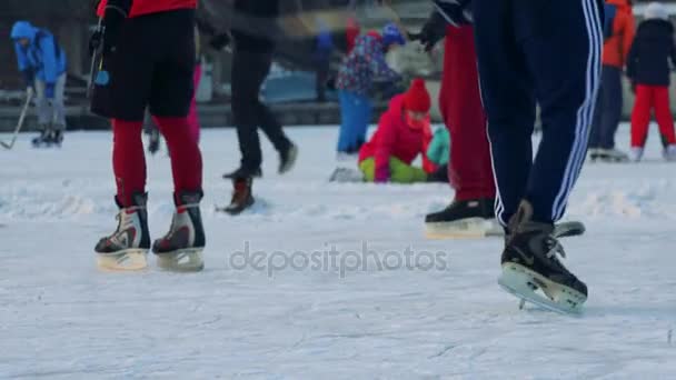 Люди играют в хоккей на замерзшей реке — стоковое видео