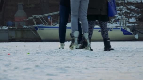 Una chica patina sobre hielo en un río helado — Vídeos de Stock