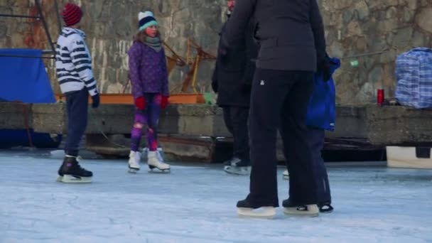 Een moeder met een jongen ice skate — Stockvideo