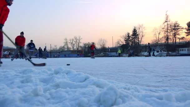 Niños y adultos juegan hockey — Vídeo de stock