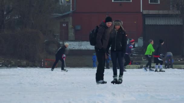 Paar steht und spricht auf einem zugefrorenen Fluss — Stockvideo