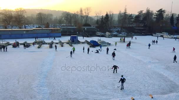 Mensen spelen hockey op een bevroren rivier — Stockvideo