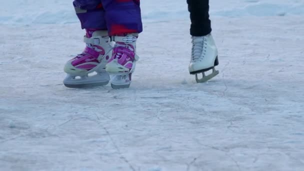 엄마가 가르치는 아이스 스케이트에 그녀의 딸 — 비디오