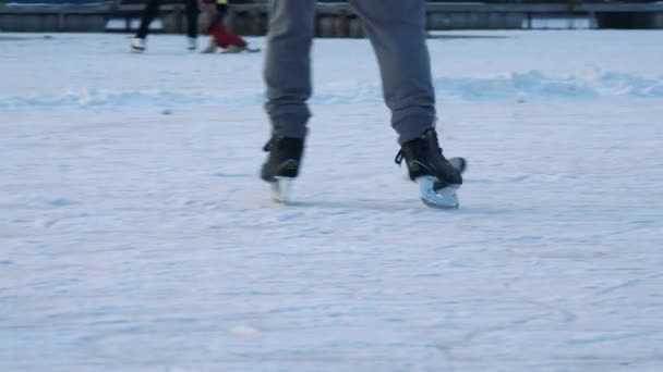 Lidé hrají hokej na zamrzlou řeku — Stock video