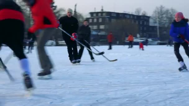 Дети и взрослые играют в хоккей — стоковое видео