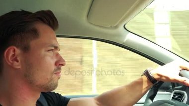 adam kasaba yolda bir araba kullanıyor