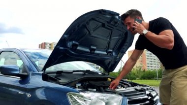 motoru araba ve telefon smartphone ile adam görünüyor 