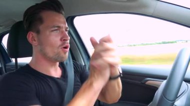 yakışıklı adam yolda bir araba kullanıyor