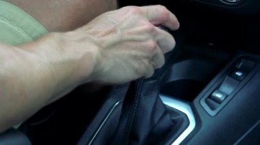 genç adam bir araba kullanıyor 