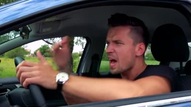 Arabada Direksiyondaki adam kızıyor 