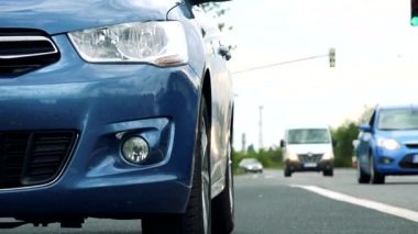 araba arabalar geçerken ile yolun yanında duruyor