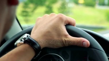 adam şehirde bir araba kullanıyor 