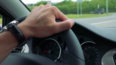 adam şehirde bir araba kullanıyor 