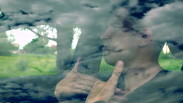 Muž sedí sám v autě, v horkém počasí — Stock video