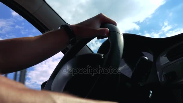 Hombre conduce un coche en la ciudad — Vídeos de Stock