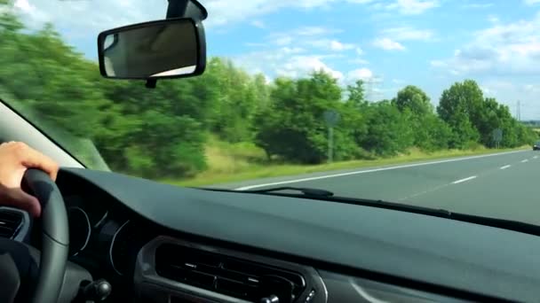 Άνδρας οδηγεί ένα αυτοκίνητο στην πόλη — Αρχείο Βίντεο