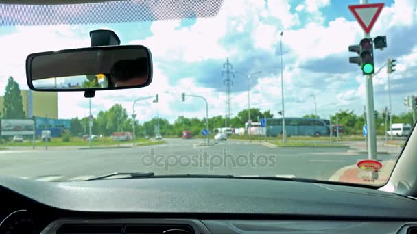 Seorang pria mengendarai mobil di kota — Stok Video