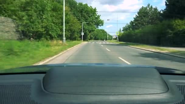 Carretera con coches en la ciudad — Vídeo de stock