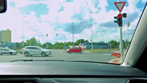 Hombre conduce un coche en la ciudad — Vídeo de stock