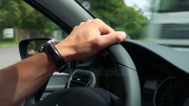 Человек водит машину в городе — стоковое видео
