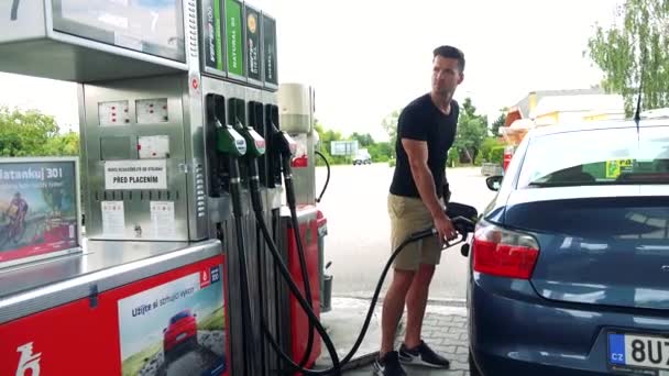 Az ember refueled diesel autóba üzemanyag állomáson — Stock videók