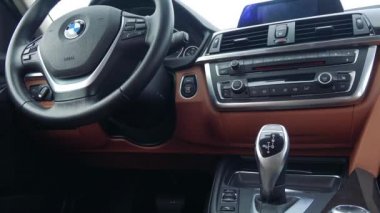 Lüks bir araba kahverengi ve siyah iç