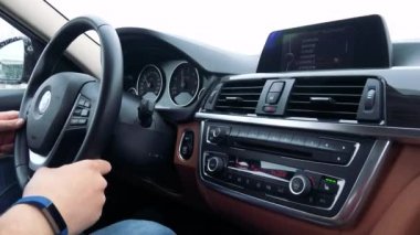 Radyo dinlerken bir adam bir araba kullanıyor