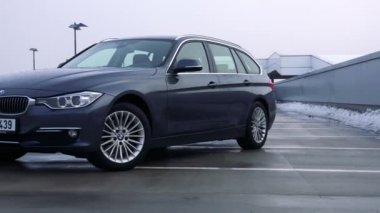 Araba boş bir park yerinde 