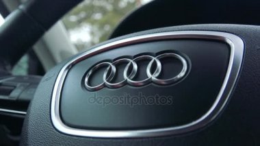 Portre bir Audi simgesi olan bir direksiyon simidi üzerinde