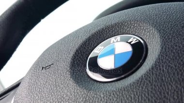 Portre bir Bmw ile bir direksiyon simidi üzerinde